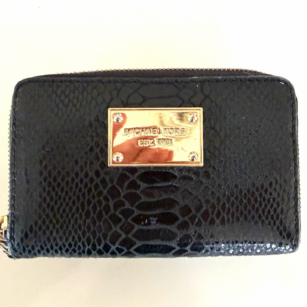 MICHAEL KORS•black snake leather zip around small wallet EUC